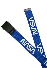 Blå nylonbälte med en svart metallspänne. Har vit tryckt text "NASA" och en vävd struktur. Justerbar längd för extra bekvämlighet.