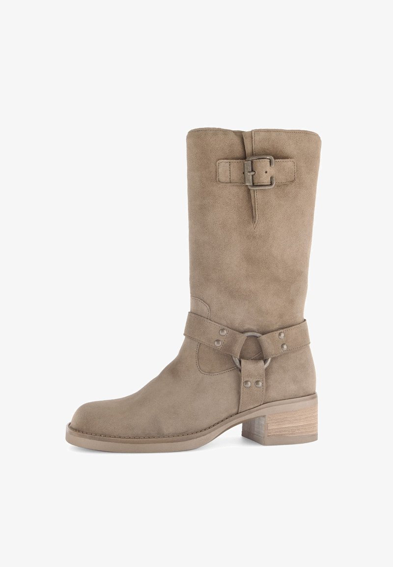 Bota de ante hasta la rodilla en marrón claro con punta redonda, una hebilla decorativa en la parte superior y una correa enrollada con acentos metálicos. Diseño de tacón cuadrado.