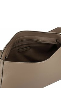 Beige Lederhandtasche mit strukturiertem Finish, die mehrere Innenfächer und ein Reißverschlussfach bietet und so für eine organisierte Aufbewahrung sorgt.