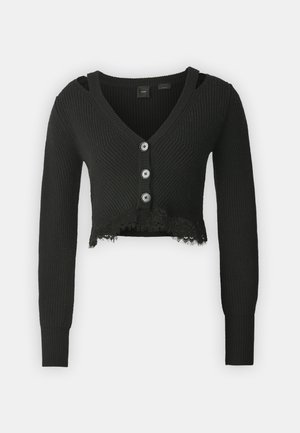Svart kortermet cardigan laget av ribbestrikket stoff. Har V-hals, fire knappestenger, lange ermer og blondedetaljer nederst.