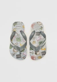 Des tongs en caoutchouc gris avec un design pixelisé coloré représentant divers objets. Semelle intérieure texturée avec le logo imprimé sur les brides.