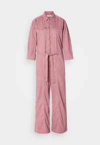 Rózsaszín, hosszú ujjú, könnyen szellőző anyagból készült kezeslábas. Gallérral, gombos záródással, két mellzsebbel, széles szárakkal és megkötős övvel rendelkezik.