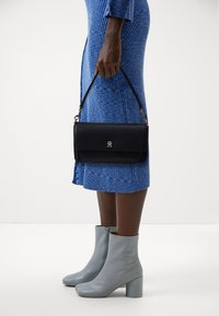 Tommy Hilfiger SOFT UTILITY LRG CROSSOVER - Skuldertasker - black