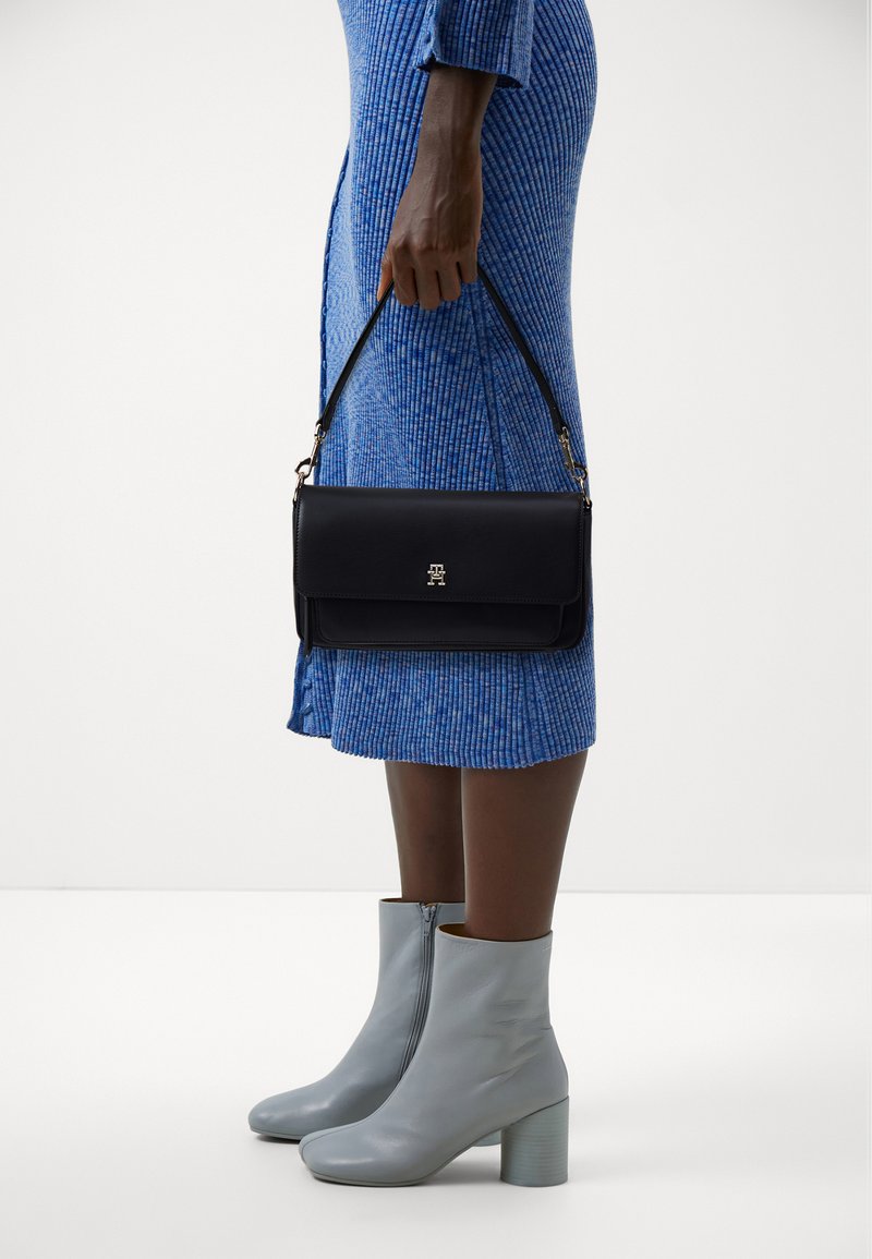 Tommy Hilfiger SOFT UTILITY LRG CROSSOVER - Skuldertasker - black