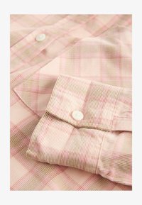 Izbrano, pink check