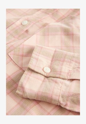 Camicia a maniche lunghe in morbido cotone con un motivo a quadri rosa e beige. Presenta un colletto con bottoni e bottoni bianchi ai polsini.