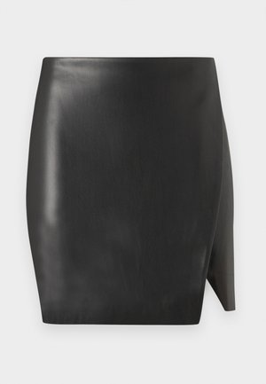 Zwarte leren minirok met een gladde textuur, met een rechte silhouet en een asymmetrische zoom aan één kant.