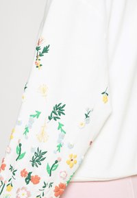ONLY ONLBROOKE O-NECK FLOWER  - Camisola - cloud dancer