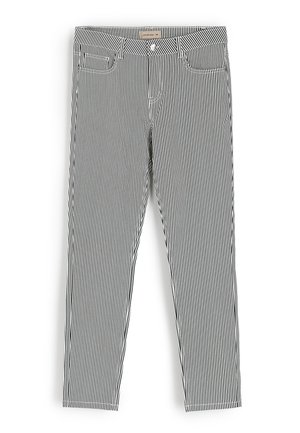 Paski czarno-białe spodnie wykonane z bawełny. Posiadają standardowy pas z zapięciem na guzik, dwie przednie kieszenie oraz dopasowany krój.