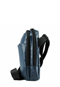 Blaues rechteckiges Täschchen mit glänzender Oberfläche, ausgestattet mit zwei Reißverschlussfächern und einem schwarzen Tragegurt. Kompaktes Design, geeignet für die wichtigsten Dinge.