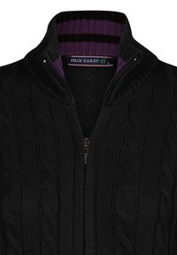 Cardigan zip nero con texture a trecce e colletto a coste; il colletto interno presenta strisce viola e nere; etichetta visibile.