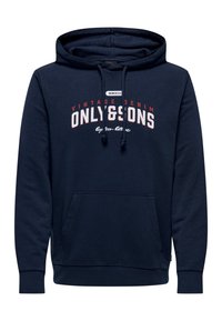 Sudadera azul marino hecha de tela de mezcla de algodón. Cuenta con un bolsillo frontal, cordones y texto impreso en blanco y rojo con detalles de marca.