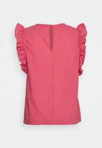 Top rosa con mangas con volantes, un escote en forma de llave en la parte de atrás y una tela texturizada. El diseño tiene un corte relajado y un dobladillo recto.