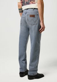 Wrangler FRONTIER - Vaqueros rectos - light ice