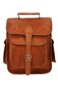Zaino in pelle marrone con un design strutturato, manico superiore, chiusura a fibbia e tasca frontale. Presenta dettagli cuciti e lembi laterali.