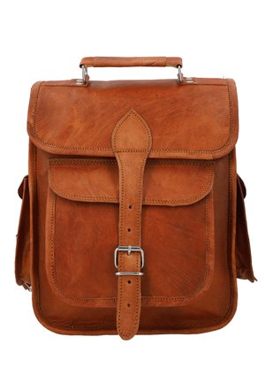 Brun läderryggsäck med en strukturerad design, ett handtag på toppen, ett spänne och en främre ficka. Har sömnadsdetaljer och sidoflappar.