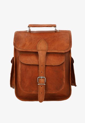 Hnědý kožený batoh se strukturovaným designem, s horním držadlem, přezkou a přední kapsou. Obsahuje šité detaily a boční klapky.