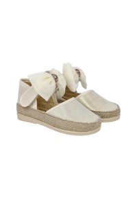 Zapatos de espadrille en tono dorado con una parte superior de tela texturizada, que presentan dos grandes lazos de tul y una suela de cuerda trenzada.