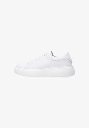 Witte leren sneaker met een ronde neus, vetersluiting aan de voorkant en een dikke witte zool. Gladde textuur met minimale stiksels en geen zichtbare logo's.