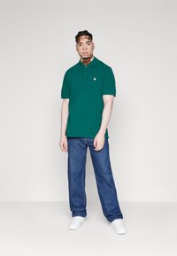 Carhartt WIP CHASE - Polo - chervil/gold
