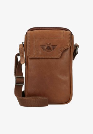 Bruine leren schoudertas met een gestructureerd oppervlak, ritsluiting, verstelbare schouderband en reliëflogo op de voorzak.