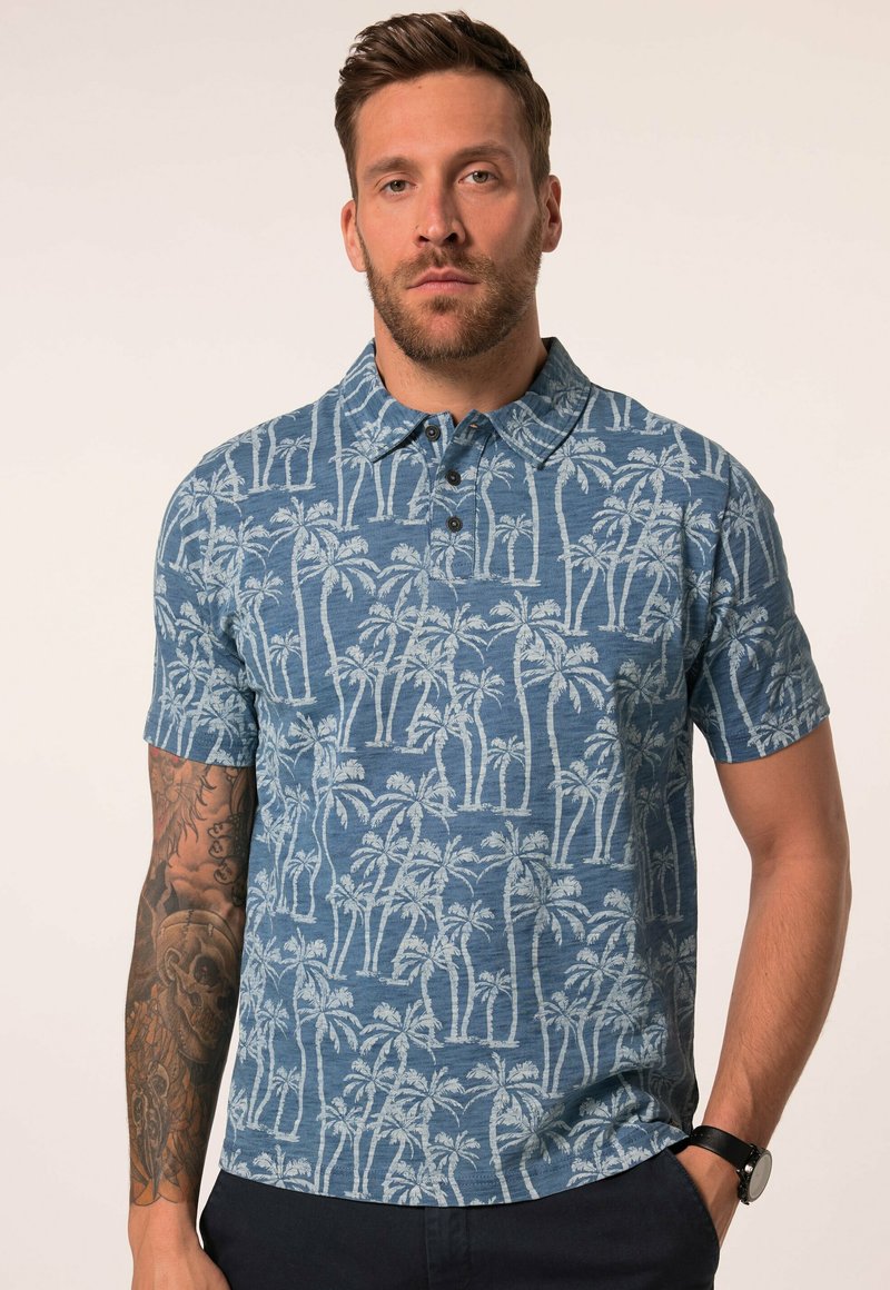 Kortärmad polotröja i blått med palmmönster; tillverkad av tyg med en strukturerad yta. Har treknappars stängning och krage.