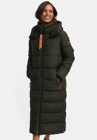 Lange donkergroene pufferjas met capuchon, rits- en drukknoopsluitingen, oranje accenten en zijzakken met rits.