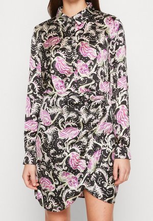 Skjortekjole med lange ærmer i glat sort stof med farverigt blomsterprint i pink og grøn. Har krave og slå-om-design.