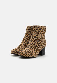 Bottes de cheville en suède avec un imprimé léopard, dotées d'un embout pointu et d'un talon bloc noir texturé.