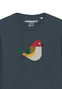 Navyblauwe katoenen t-shirt met een gestileerde vogelafbeelding, een rode kop, een beige lichaam, groene accenten en geometrische designelementen.