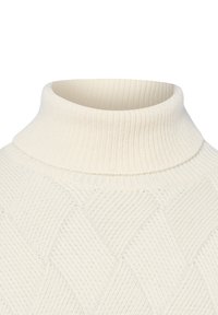 Cremfarbener Rollkragenpullover mit geripptem Muster und Rautendesign, das den gestrickten Stoff und den strukturierten Ausschnitt betont.