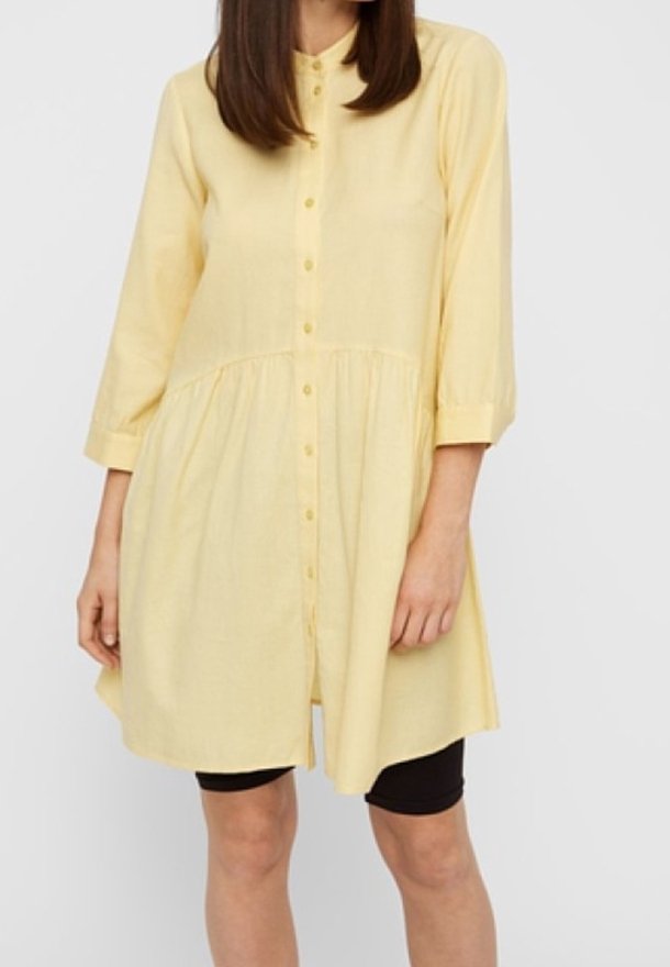 Gelbes Tunika-Kleid mit Knopfleiste, ausgestelltem Saum und Dreiviertelärmeln, aus leichtem Stoff und mit lockerem Schnitt.