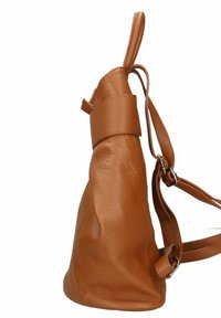 Bolso bandolera de cuero marrón con una superficie suave y texturizada, base redonda y una correa segura con una hebilla ajustable.