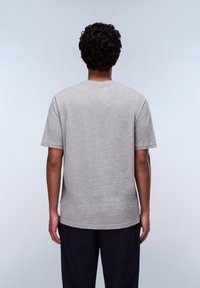 Camiseta corta gris de manga corta hecha de tela de algodón, con cuello redondo y un ajuste relajado, vista desde atrás.