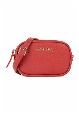 Sac bandoulière en cuir rouge texturé avec logo "VALENTINO" doré et bandoulière réglable avec boucle dorée.