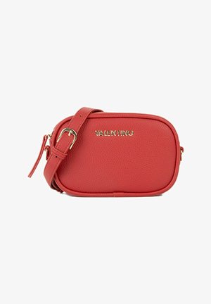 Sac bandoulière en cuir rouge texturé avec logo "VALENTINO" doré et bandoulière réglable avec boucle dorée.