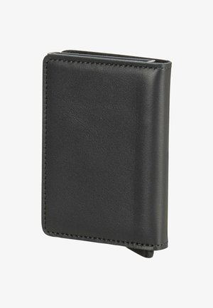 Cartera bifold de cuero negro con costuras visibles, de pie contra un fondo blanco.