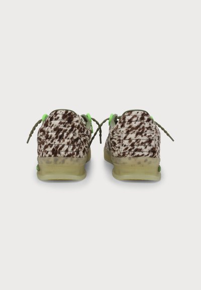 Paire de baskets basses avec motif tacheté marron et blanc, semelles jaunes translucides, embouts de lacets verts, vues de dos sur fond blanc.
