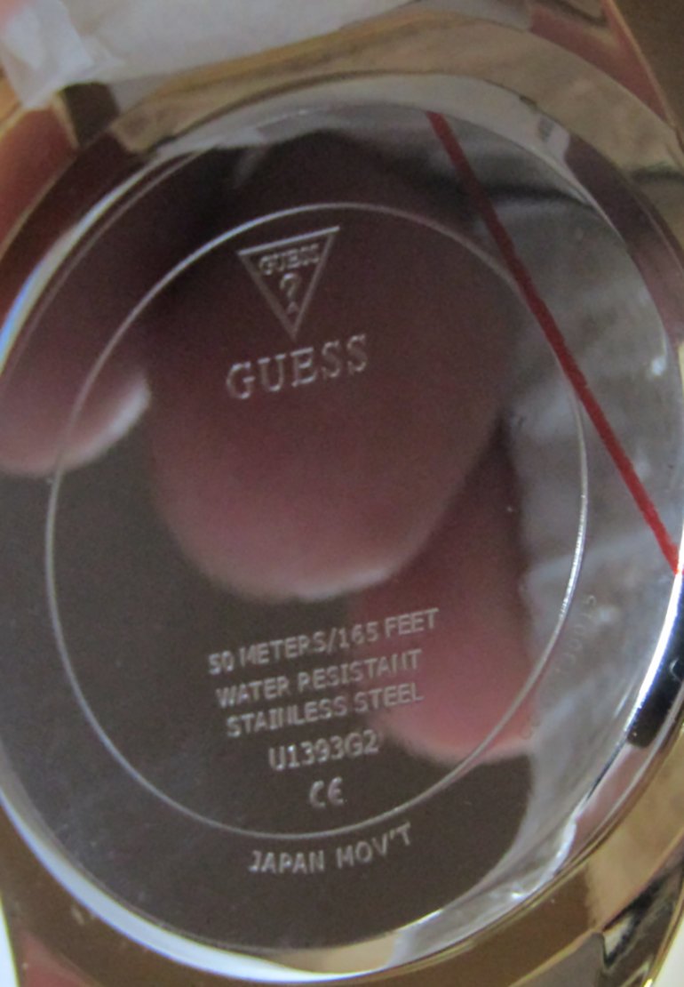 Coperchio in acciaio inossidabile con incisioni: logo del marchio, resistenza all'acqua fino a 50 metri, movimento giapponese, modello U1393G2. Texture liscia.