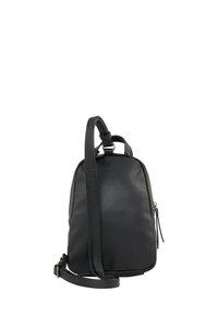 Sac à épaule noir en cuir texturé avec une forme arrondie, un profil slim, une bandoulière réglable et une poche zippée sur le côté.
