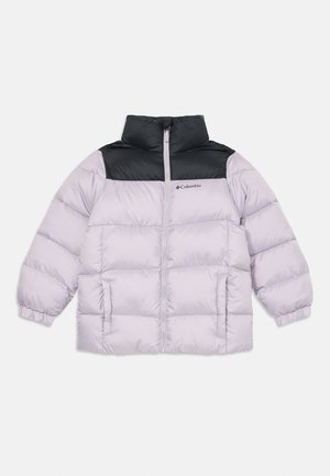Doudoune mauve clair avec une partie supérieure noire, fermeture éclair à l'avant et poignets élastiques. Comprend un logo sur la poitrine et un design matelassé.