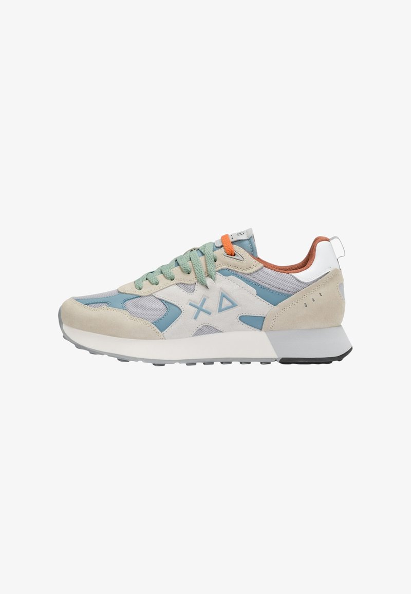 Baskets basses en daim beige, mesh bleu, lacets verts, doublure intérieure orange et semelle intermédiaire blanche, vue de profil avec logo géométrique.