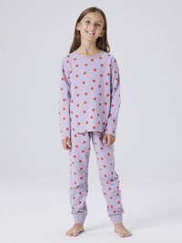 Μωβ σετ πυτζάμας που περιλαμβάνει μακρυμάνικη μπλούζα και παντελόνι, διακοσμημένο με κόκκινα μοτίβα καρδιών. Μαλακό ύφασμα με ριμπ μανσέτες στα μανίκια και στους αστραγάλους.