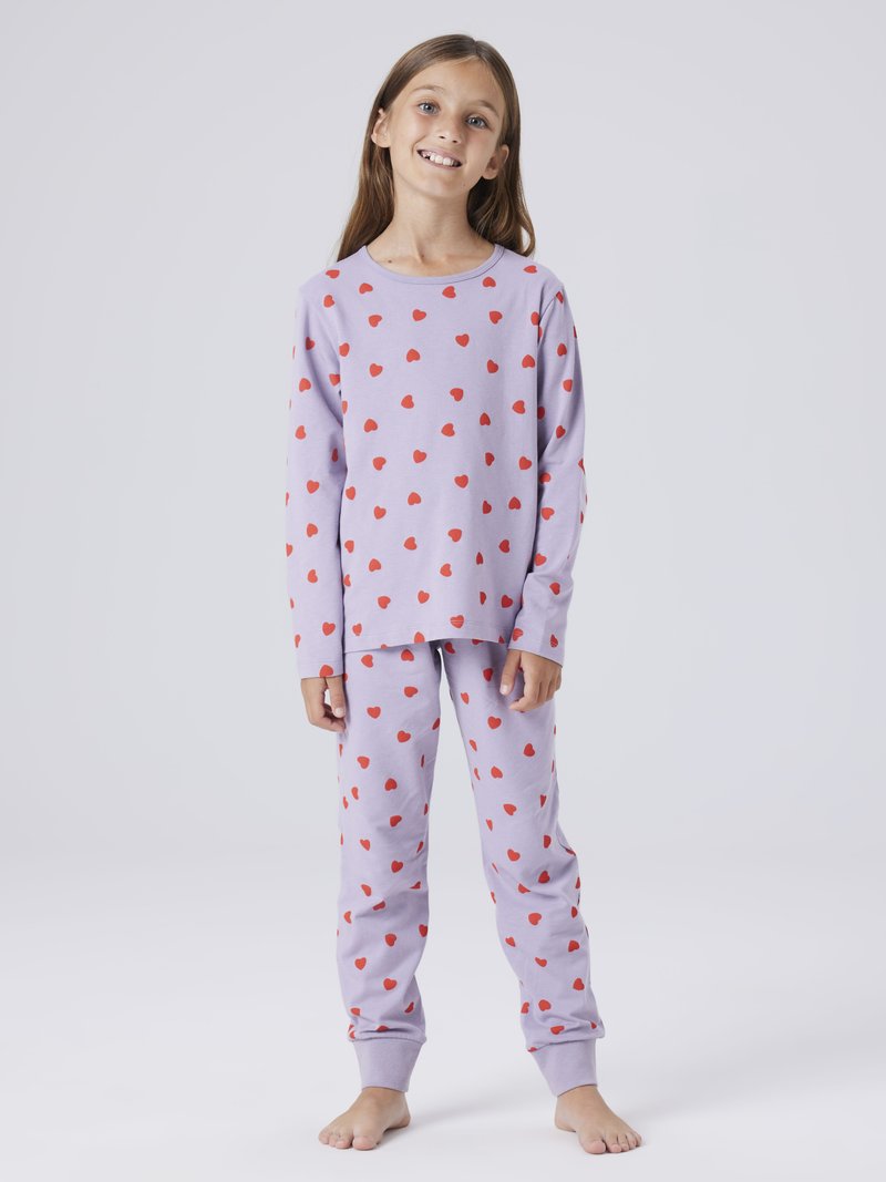 Μωβ σετ πυτζάμας που περιλαμβάνει μακρυμάνικη μπλούζα και παντελόνι, διακοσμημένο με κόκκινα μοτίβα καρδιών. Μαλακό ύφασμα με ριμπ μανσέτες στα μανίκια και στους αστραγάλους.