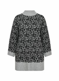 Grau- und schwarz gepunkteter Strickpullover mit geripptem hohen Kragen, Bündchen und Saum, mit langen Ärmeln und einem lockeren Schnitt.