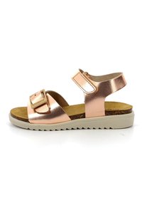 Sandelia metálica color oro rosa con dos correas ajustables, una plantilla de corcho y una suela de goma texturizada con patrones en zigzag.