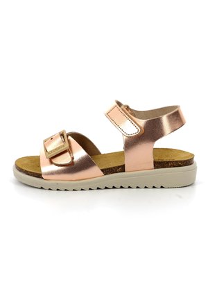 Sandelia metálica color oro rosa con dos correas ajustables, una plantilla de corcho y una suela de goma texturizada con patrones en zigzag.