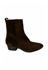 Botín de ante marrón hasta el tobillo con puntera afilada, tacón bajo en bloque y una pequeña lengüeta en la parte posterior. Líneas limpias y una silueta elegante.