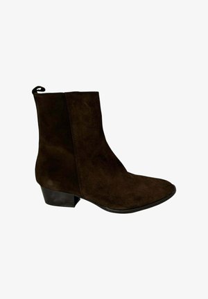 Botín de ante marrón hasta el tobillo con puntera afilada, tacón bajo en bloque y una pequeña lengüeta en la parte posterior. Líneas limpias y una silueta elegante.