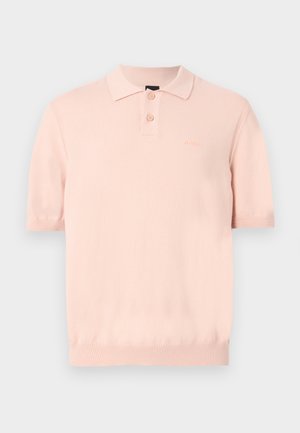 Ανοιχτό ροζ πόλο με κοντά μανίκια, δύο κουμπιά στον γιακά και ριμπ τελειώματα στα μανίκια και στο τελείωμα.